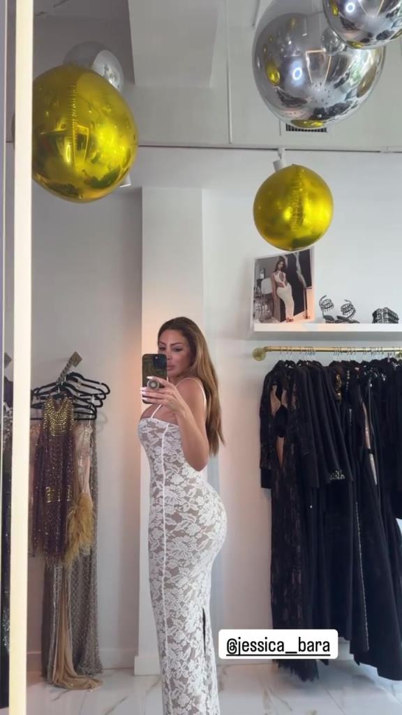 徐娘半老！皮蓬前妻穿吊帶裙自拍，這身材也太炸裂了！