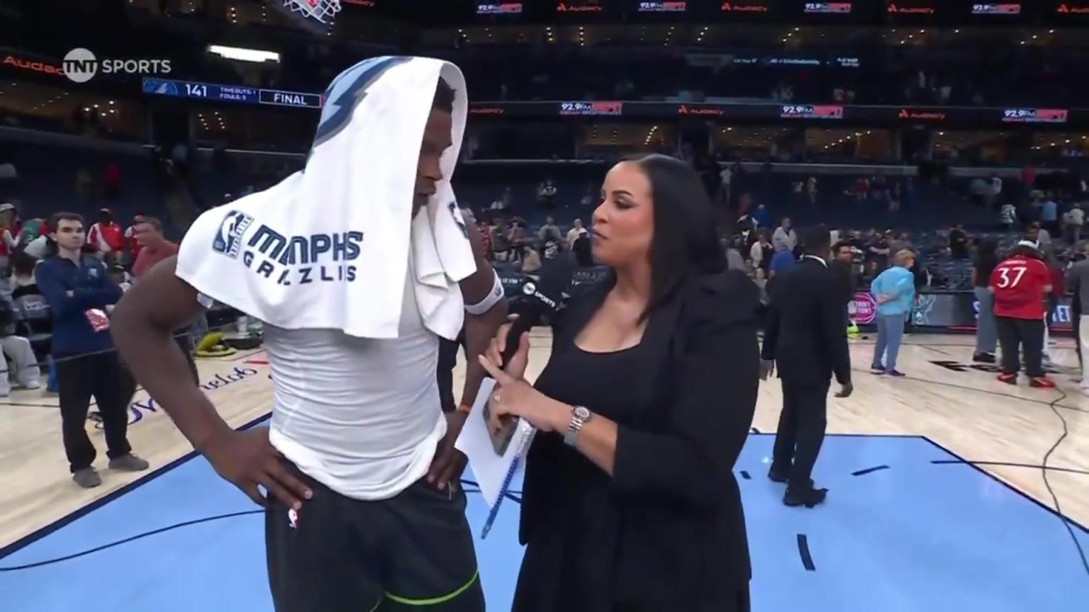 華子賽后接受一位豐滿女記者的采訪！