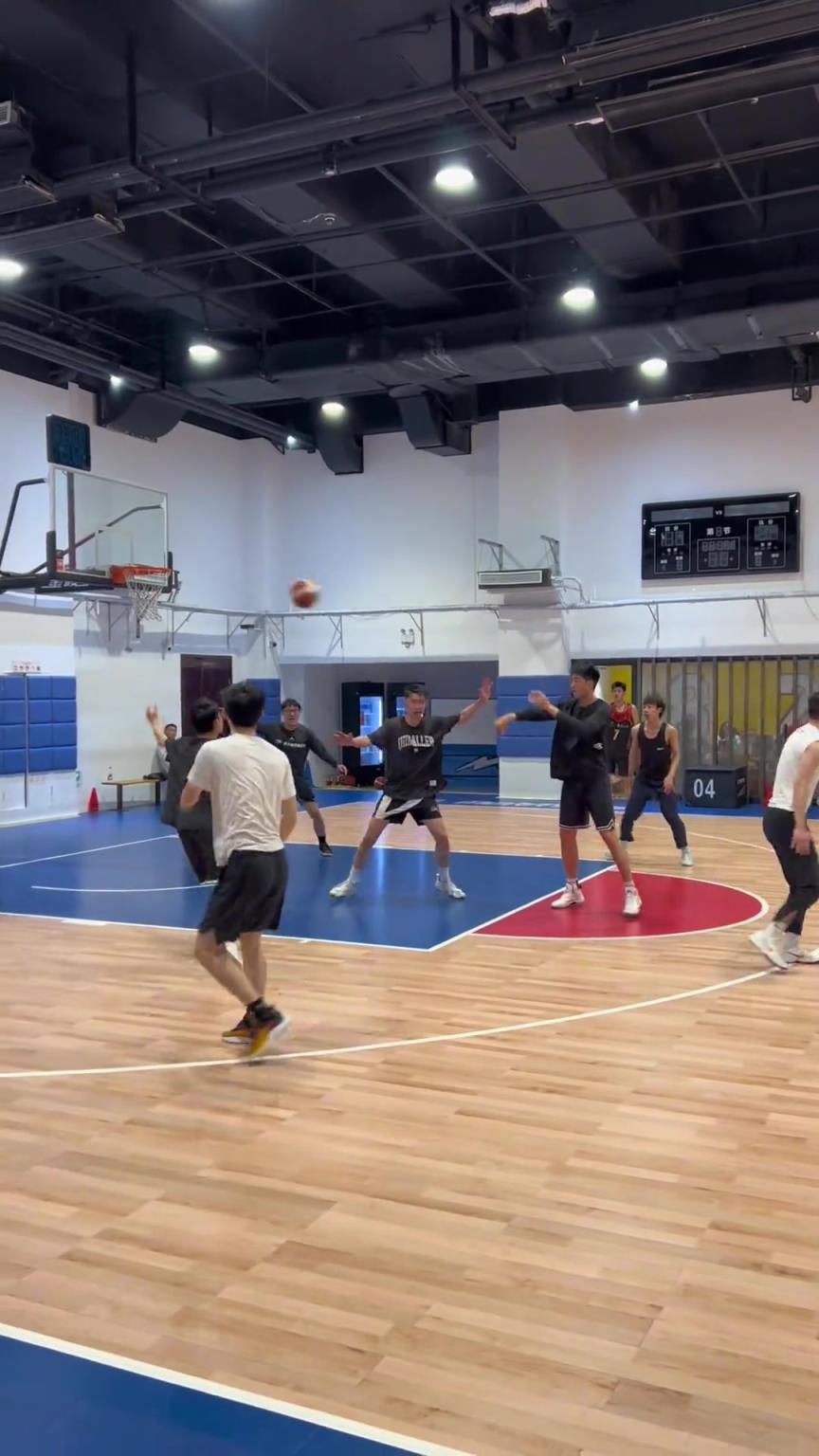 對(duì)手回家后：老婆，我今天在野球場(chǎng)匹配到巔峰馬刺隊(duì)了！