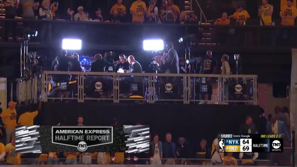 ??？轉(zhuǎn)播鏡頭給到解說(shuō)看臺(tái)，奧尼爾居然抱著一個(gè)人在彎舉