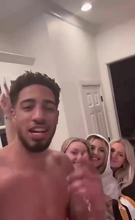 今日怒砍歷史級(jí)三雙！哈利此前光著膀子與三位金發(fā)美女同框