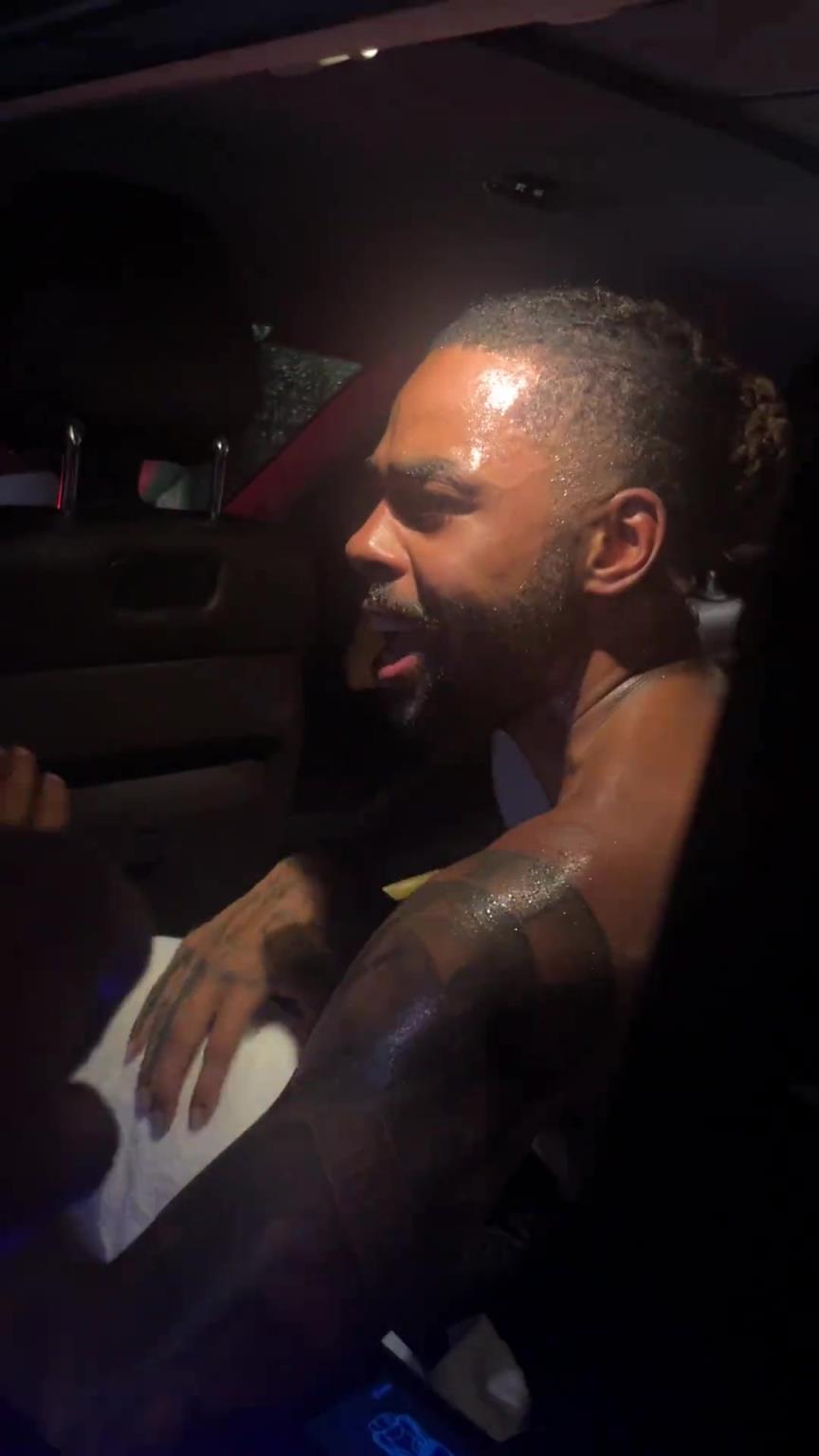 太熱情了！拉塞爾中國行坐車離開球迷們被團(tuán)團(tuán)圍住