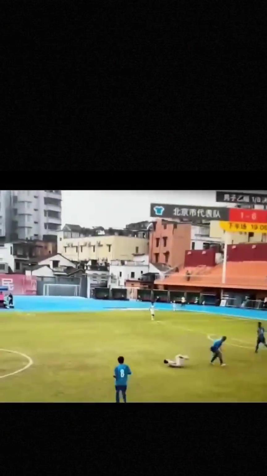 太可怕了！全運會驚現(xiàn)殺人足球，球員將對手直接踢骨折