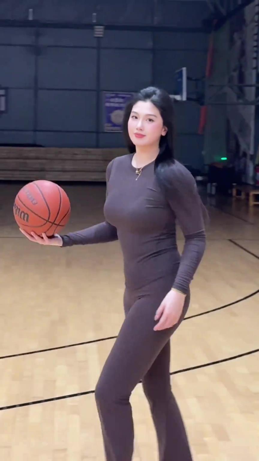 低配版卡戴珊！野球場(chǎng)肘姐這身材，懂的吧友都懂！