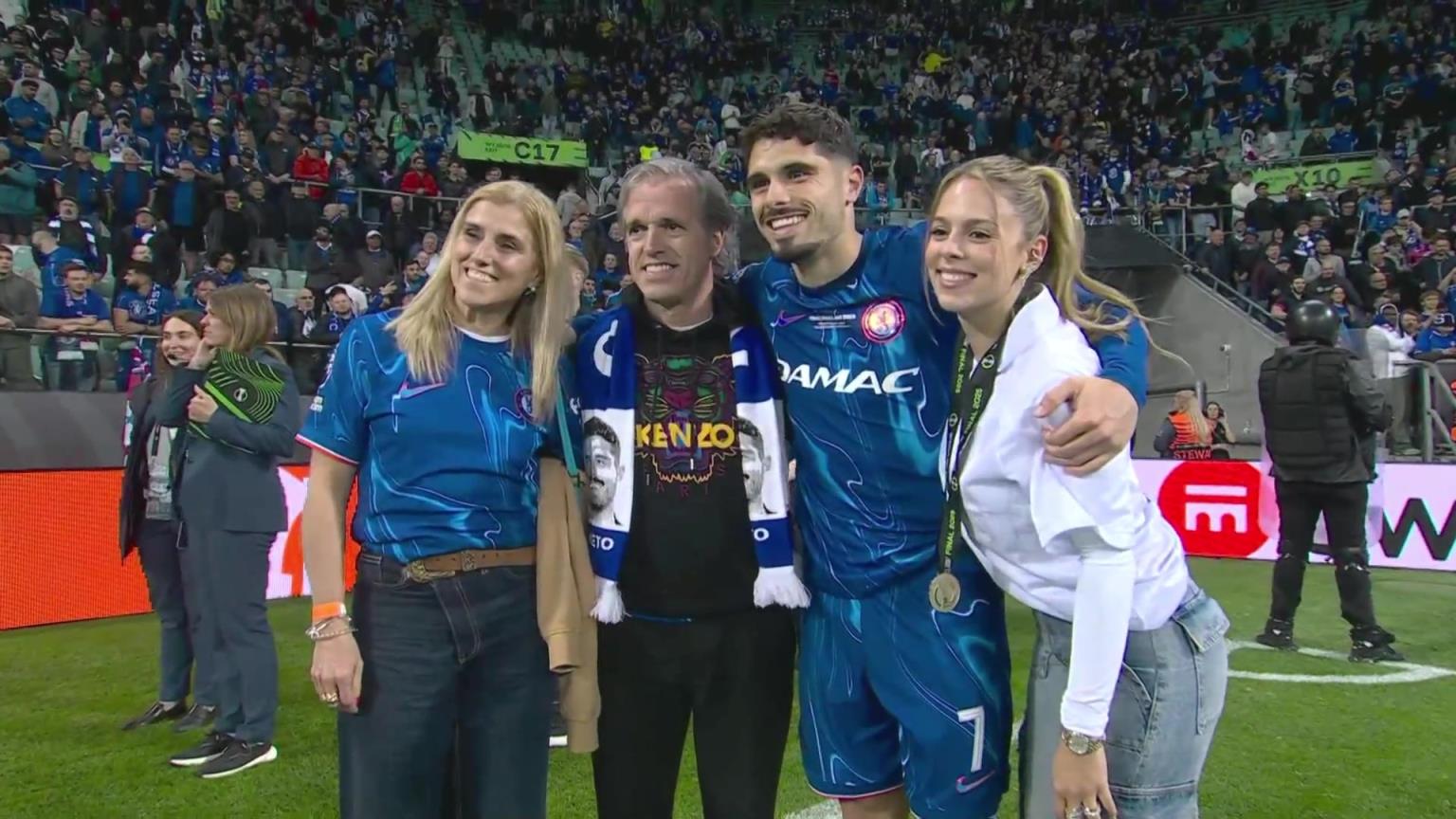 內(nèi)托好福氣！奪冠后高顏值女友來合照，身材相當(dāng)哇塞！