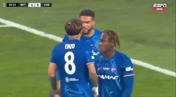 繼續(xù)干！恩佐進(jìn)球后給了詹姆斯一巴掌，兩人頂頭互相打氣