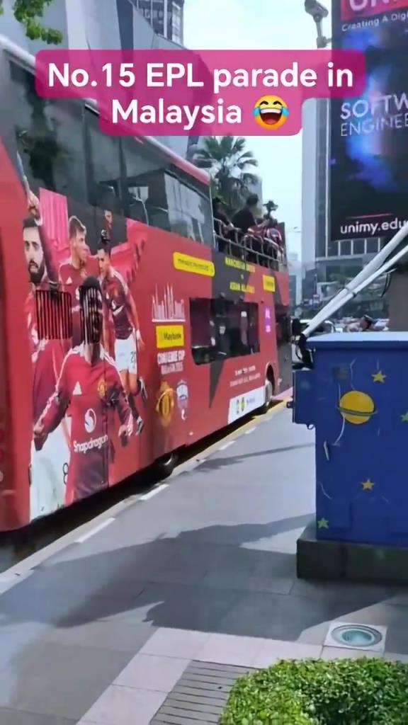 游街示眾？曼聯(lián)在馬來西亞街頭大巴游行，球迷笑噴
