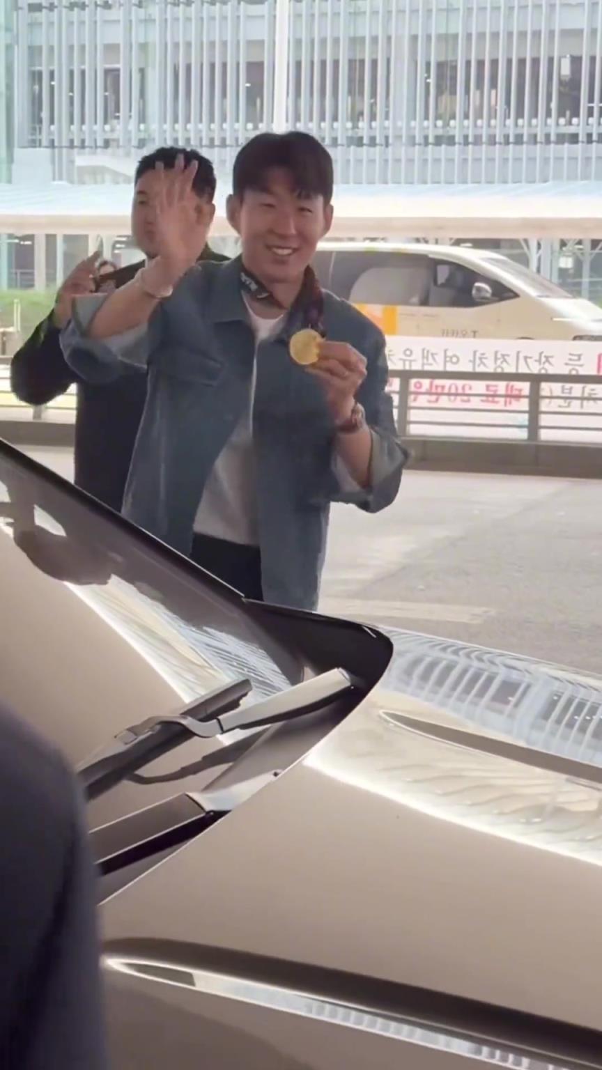 衣錦還鄉(xiāng)！孫興慜返回韓國，眾多女球迷讓其把歐聯(lián)獎(jiǎng)牌戴上