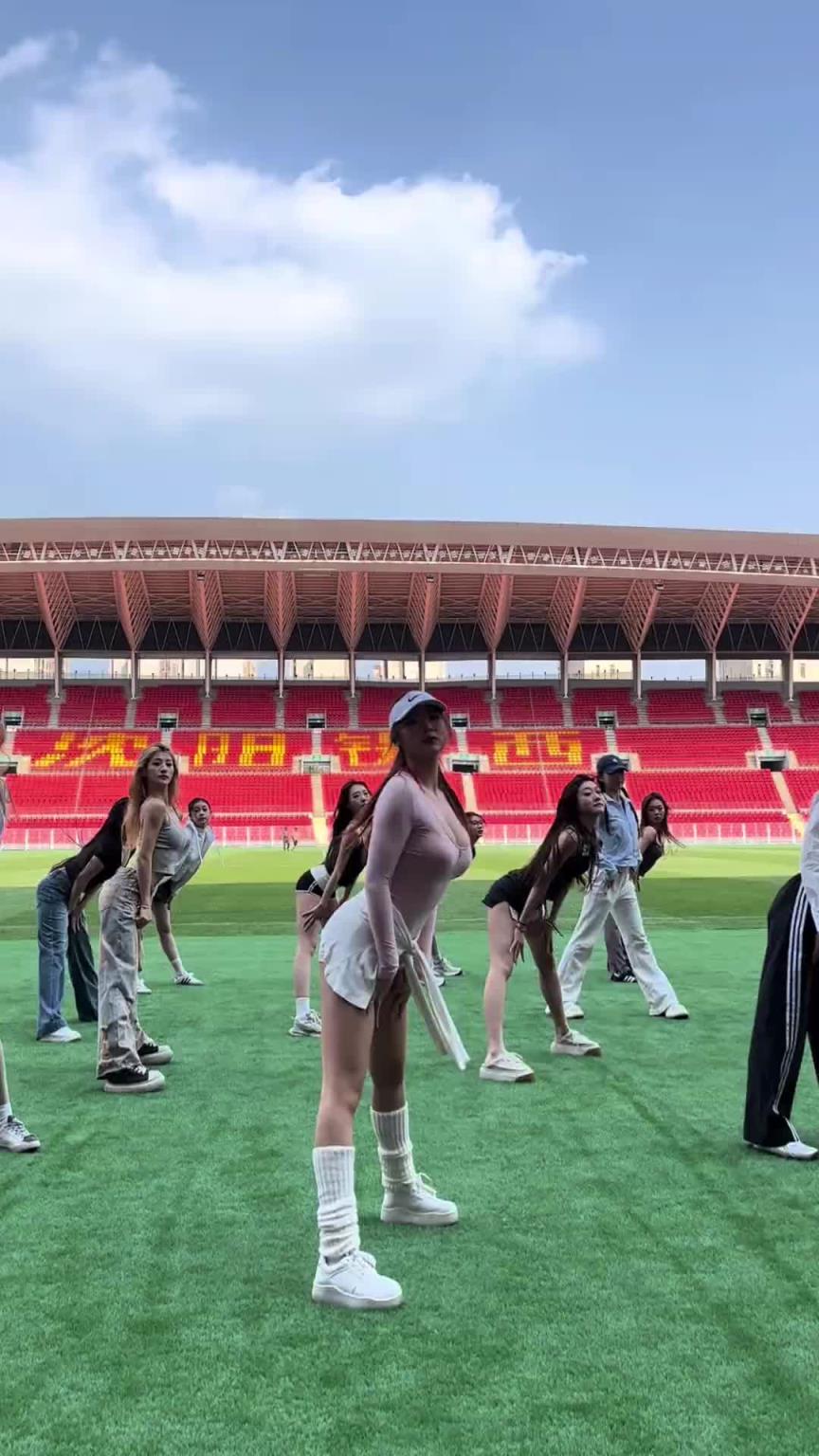 好看！在彩排的遼寧鐵人啦啦隊(duì)小姐姐們