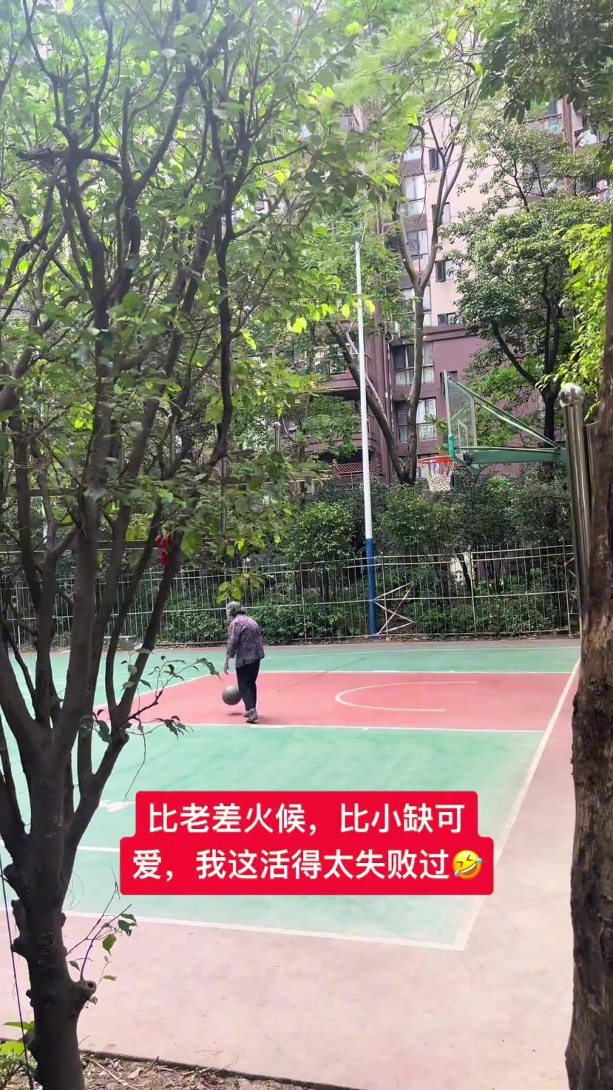 這阿婆單手一投一個準，姜還是老的辣