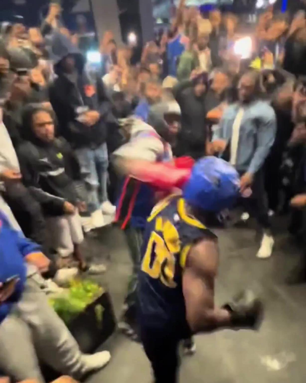 這不比場上好看？尼克斯&步行者球迷賽后直接1v1拳擊