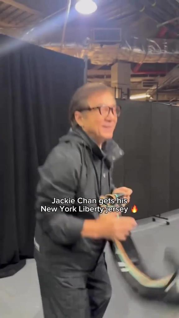 肌肉記憶！成龍這幾下空氣運(yùn)球像是進(jìn)了家具城