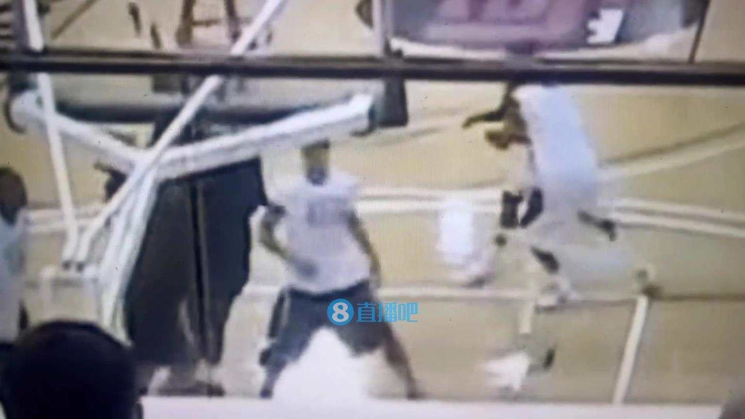 引熱議！美媒翻舊賬：當(dāng)年詹姆斯被大學(xué)生隔扣，耐克沒(méi)收了錄像帶