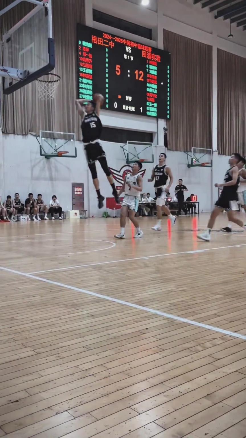 起來(lái)就扣啊！現(xiàn)在的初中生都這么打球的嗎