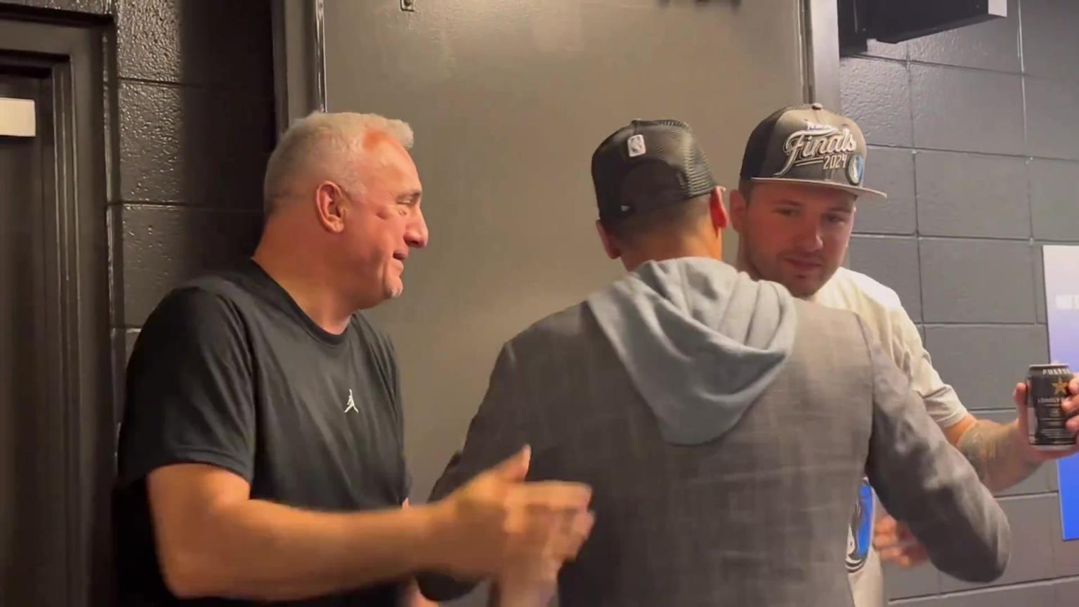 去年的今天，東契奇率隊(duì)殺入總決賽，賽后喝啤酒被芬利沒(méi)收