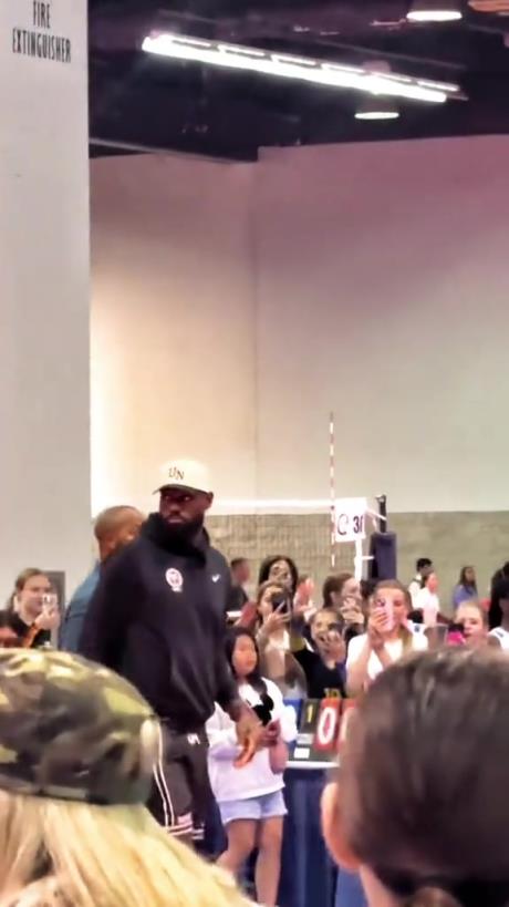 什么是巨星啊！詹姆斯現(xiàn)身排球場被小球迷包圍 這就是行走的流量