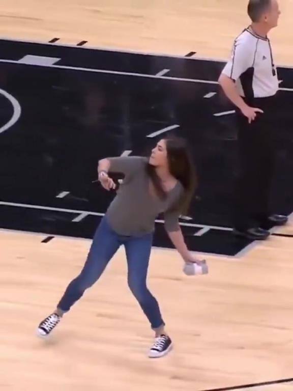 不愧是美國女籃主力，普拉姆的力量太嚇人了