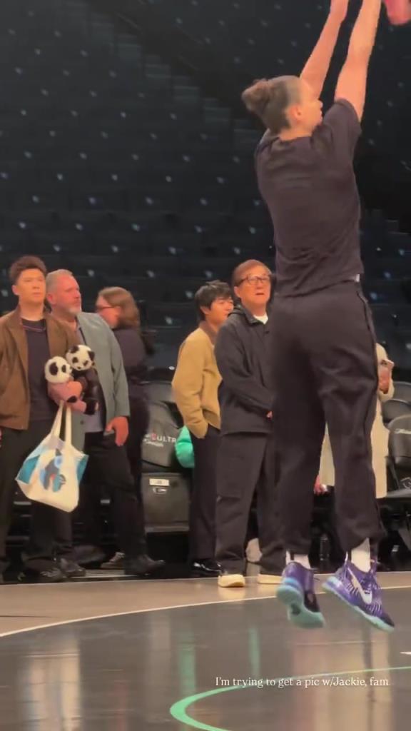 71歲成龍現(xiàn)身巴克萊中心看女籃比賽：她們投籃怎么那么準！??！