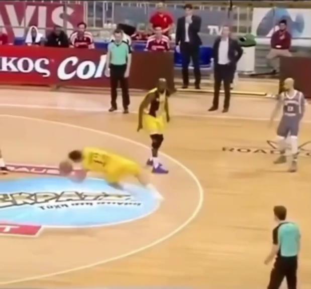 下地真快！搶斷這哥們兒多少是有點門將基礎(chǔ)