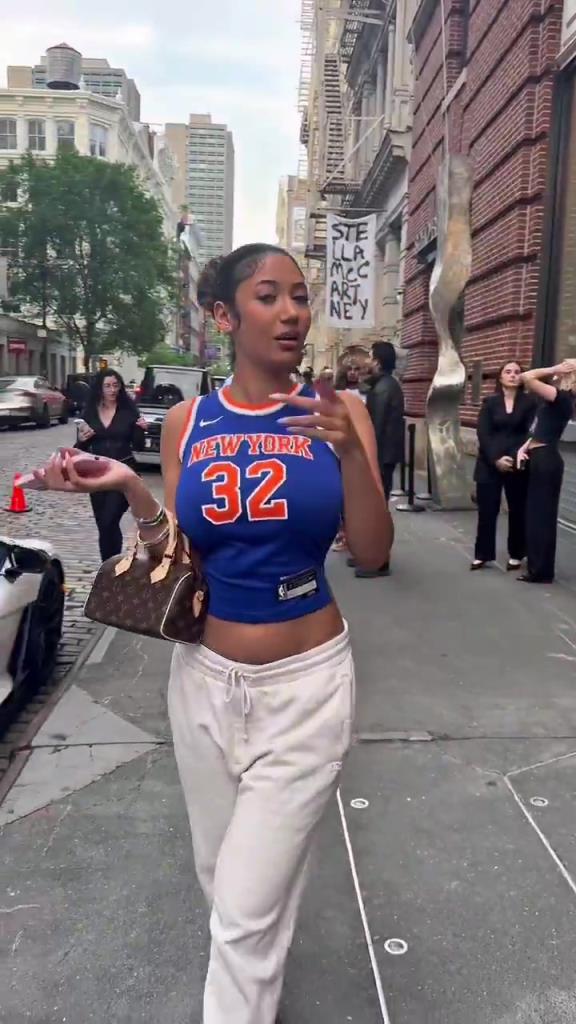 哇塞！一豐滿尼克斯女球迷身穿唐斯球衣，真是太吸引眼球了