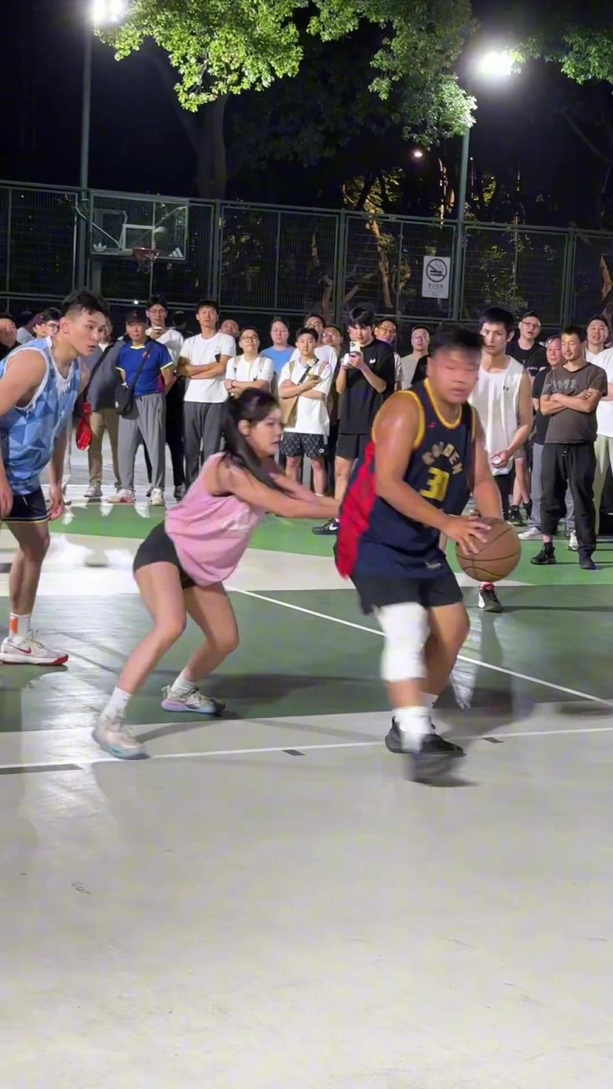 這哥們看見防自己的是女生，一個勁背打，球也不傳了