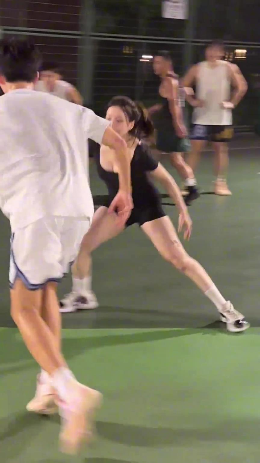 小姐姐防得真兇！瘦點(diǎn)的男生都拿她沒辦法